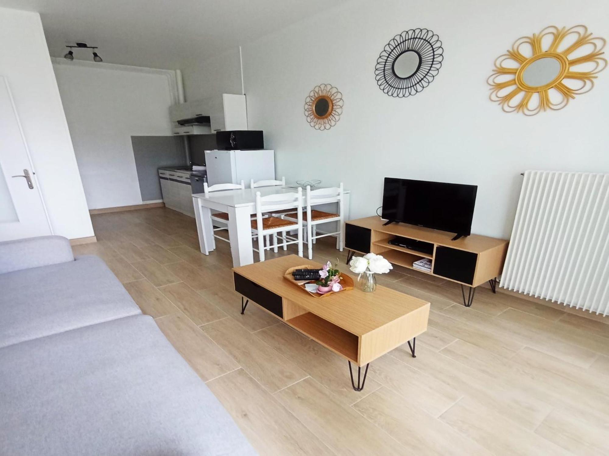 Simplistic Holiday Home In Grandcamp With Garden Екстериор снимка